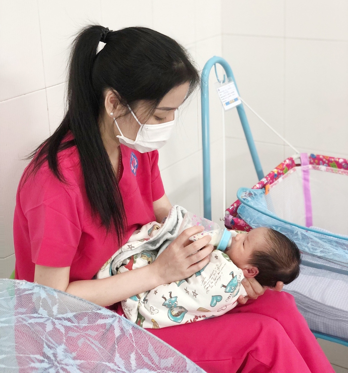 Vòng tay yêu thương dành cho các bé sơ sinh có mẹ là F0 - Ảnh 1. Vòng tay yêu thương dành cho các bé sơ sinh có mẹ là F0 - Ảnh 1.