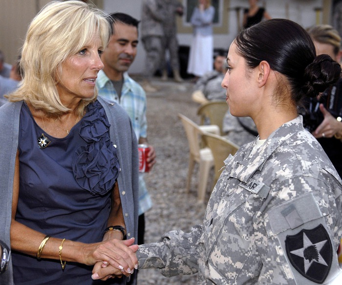 Bà Jill Biden chia buồn với các gia đình binh lính thiệt mạng ở Afghanistan - Ảnh 2.