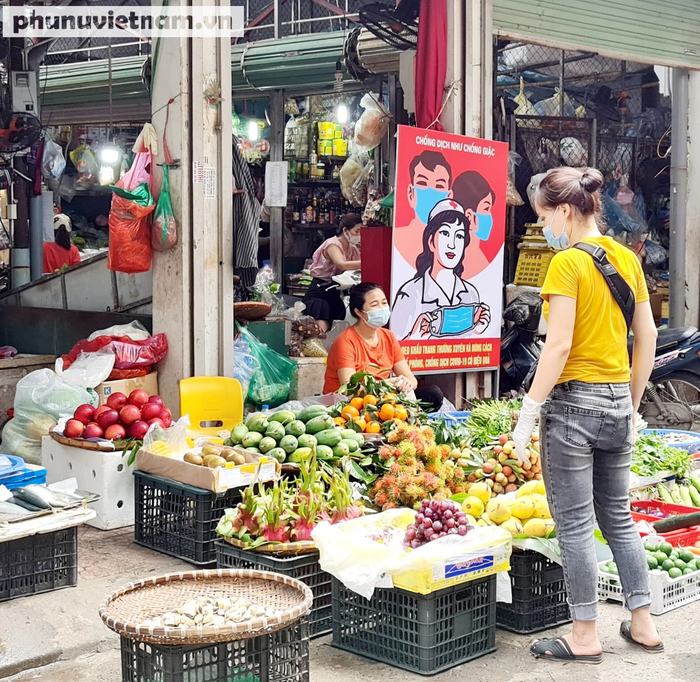 Hà Nội: Nhiều siêu thị đóng cửa, chợ truyền thống tăng giá nhẹ, nguồn cung hàng hóa vẫn đảm bảo  - Ảnh 1.