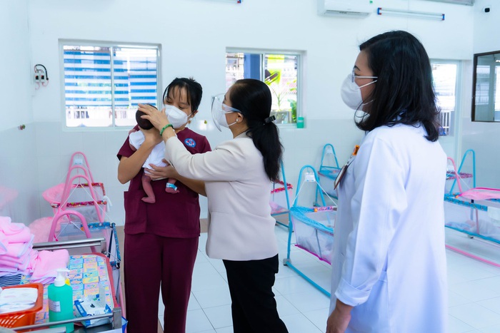 Chủ tịch HĐND TPHCM Nguyễn Thị Lệ thăm, tặng quà trẻ sơ sinh có mẹ là F0 - Ảnh 1.