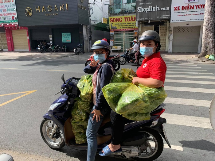 Thanh Liêm- Chủ tịch Hội PN phường 3 (đeo kính) và một hội viên trên đường &quot;Đi chợ giúp dân&quot;