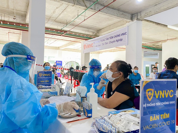 VNVC huy động 300 nhân viên y tế hỗ trợ Bình Dương tiêm vaccine ngừa Covid-19 - Ảnh 1.