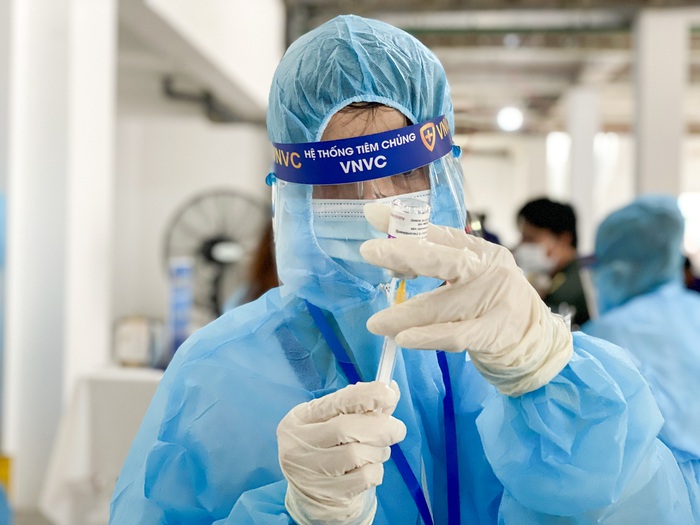 VNVC huy động 300 nhân viên y tế hỗ trợ Bình Dương tiêm vaccine ngừa Covid-19 - Ảnh 2.