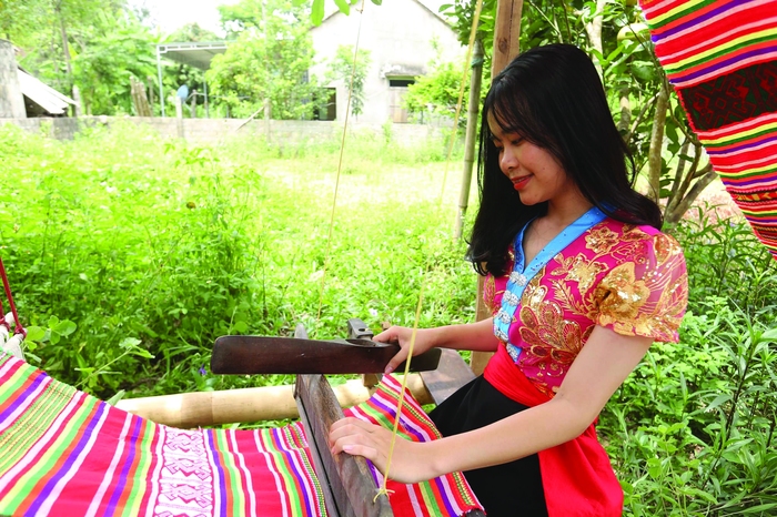Nghề dệt thổ cẩm ở xã Thành Sơn (huyện Anh Sơn, Nghệ An) thu hút được người trẻ tuổi tham gia học và giữ nghề