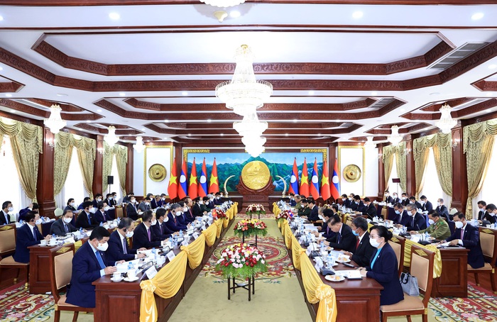 Việt Nam và Lào ký kết 14 văn kiện hợp tác