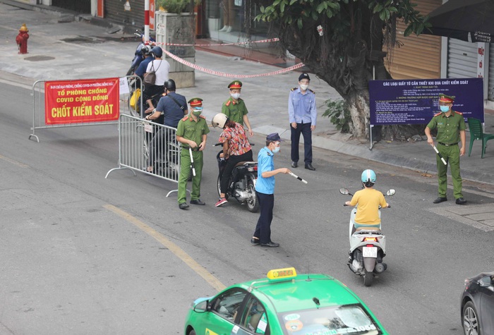 6 nhân viên Viettel Post ở Hà Nội nhiễm Covid-19, số ca cộng đồng nhiều hơn khu cách ly - Ảnh 1.