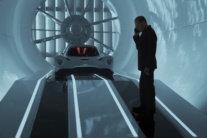 Daniel Craig thực hiện pha hành động không tưởng trong phim James Bond 007  - Ảnh 1.