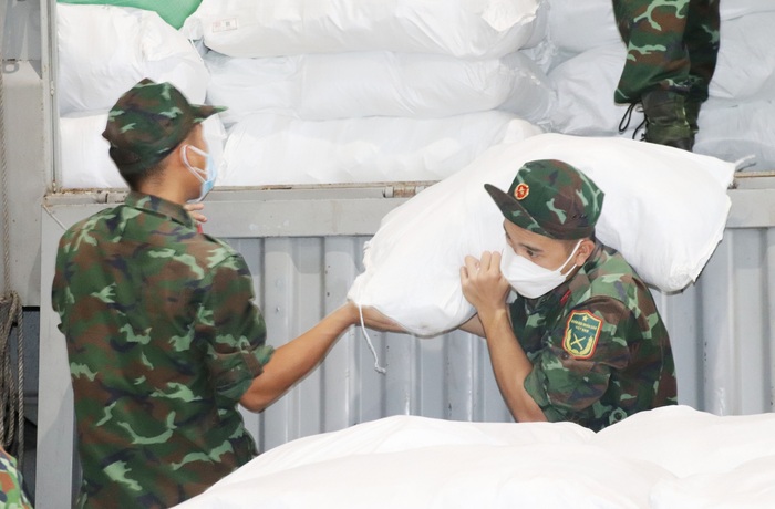 Một mạnh thường quân nữ ủng hộ 22 tấn gạo cho TPHCM chống dịch - Ảnh 2.