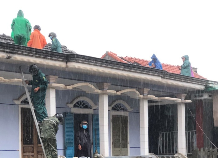 Thừa Thiên - Huế: Gần 30 ngồi nhà tốc mái, đường sạt lở do ảnh hưởng bão số 5 - Ảnh 1.