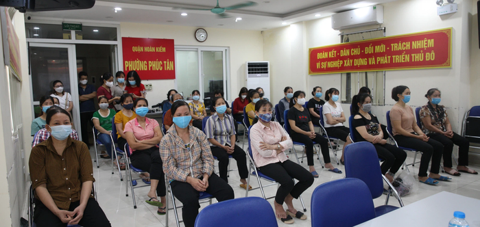 Hội LHPN Hà Nội trao gần 500 suất quà hỗ trợ phụ nữ di cư vượt qua Covid-19 - Ảnh 1.