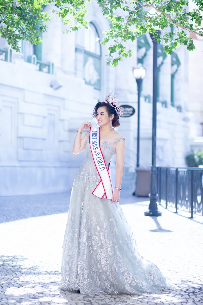 Tiến sỹ, Hoa hậu Quý bà Thế giới (Mrs World) Đoàn Kim Hồng hiện đang sống và làm việc tại TP. Chicago, bang Illinois, Hoa Kỳ