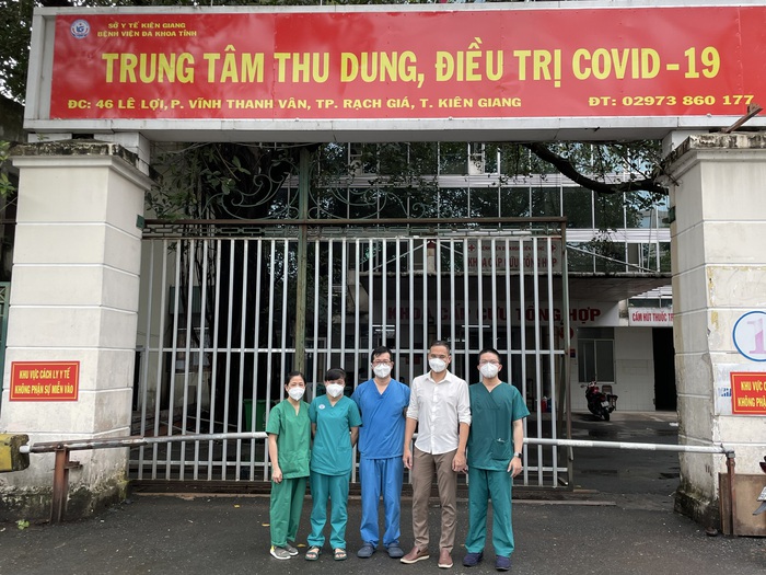 Bệnh viện Chợ Rẫy hỗ trợ Kiên Giang về chuyên môn điều trị Covid-19 - Ảnh 1.