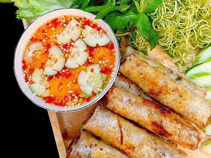 Bí quyết rán nem giòn tan của ông bố Hà Tĩnh. | Bánh Ram Hà Tĩnh