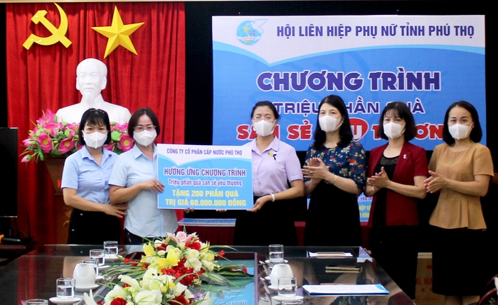 Hội LHPN tỉnh Phú Thọ tiếp nhận gần 1.000 phần quà san sẻ yêu thương - Ảnh 1.