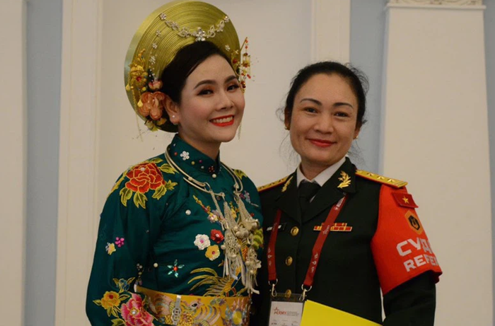 Lương Nguyệt Anh và Thượng tá Đặng Mỹ Hạnh, Đội trưởng Đội tuyển Văn hóa Nghệ thuật QĐND Việt Nam