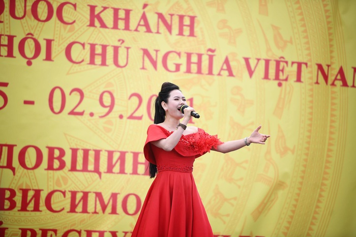 Lương Nguyệt Anh hát mừng Quốc khánh tại Nga