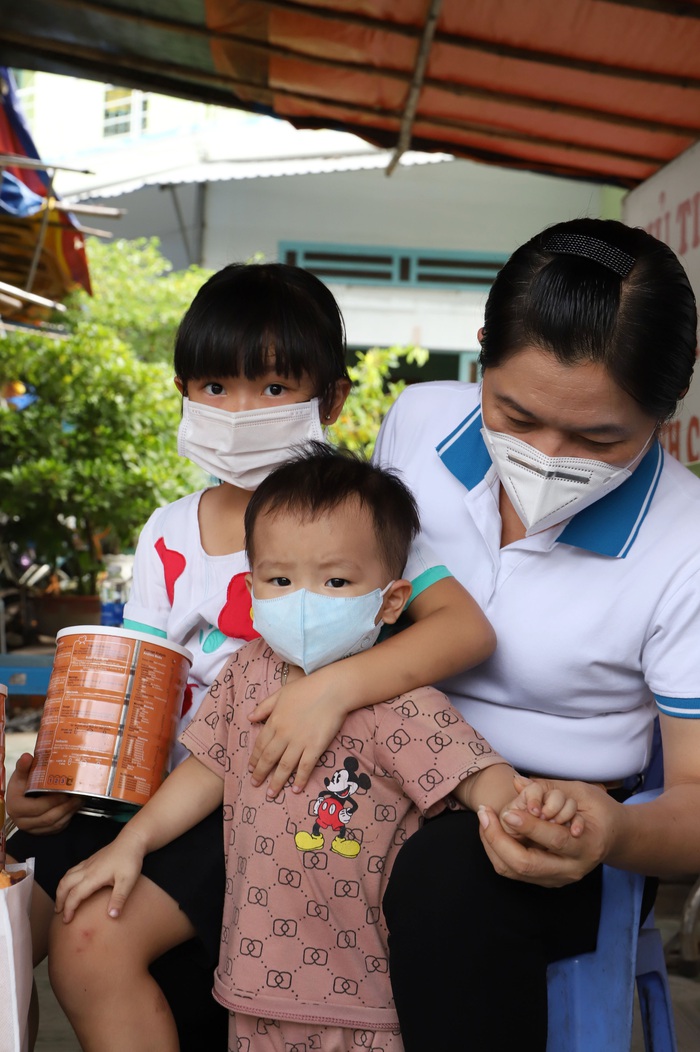 Em Phan Huỳnh Anh, sinh năm 2016 tại  xã Nhơn Đức, cả nhà bị F0, ba mẹ thất nghiệp vì dịch, bà ngoại mất vì dịch