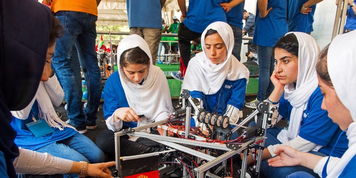 Đội robot nữ đầu tiên của Afghanistan được giải cứu khỏi Taliban - Ảnh 1.