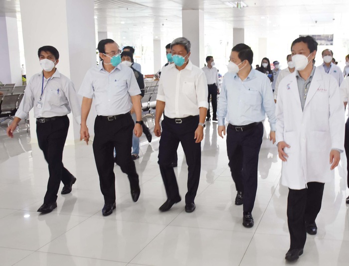 Bí thư Thành ủy TPHCM thăm, động viên các lực lượng tại Bệnh viện Hồi sức Covid-19 - Ảnh 1.