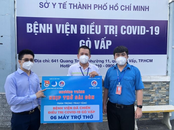 Hội doanh nhân trẻ TPHCM trao tặng 50 máy trợ thở đến các bệnh viện dã chiến - Ảnh 1.