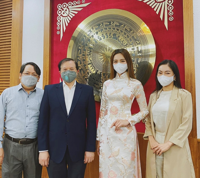 Hoa hậu Thùy Tiên diện áo dài gặp gỡ lãnh đạo Bộ Văn hóa, Thể thao và Du lịch - Ảnh 1.