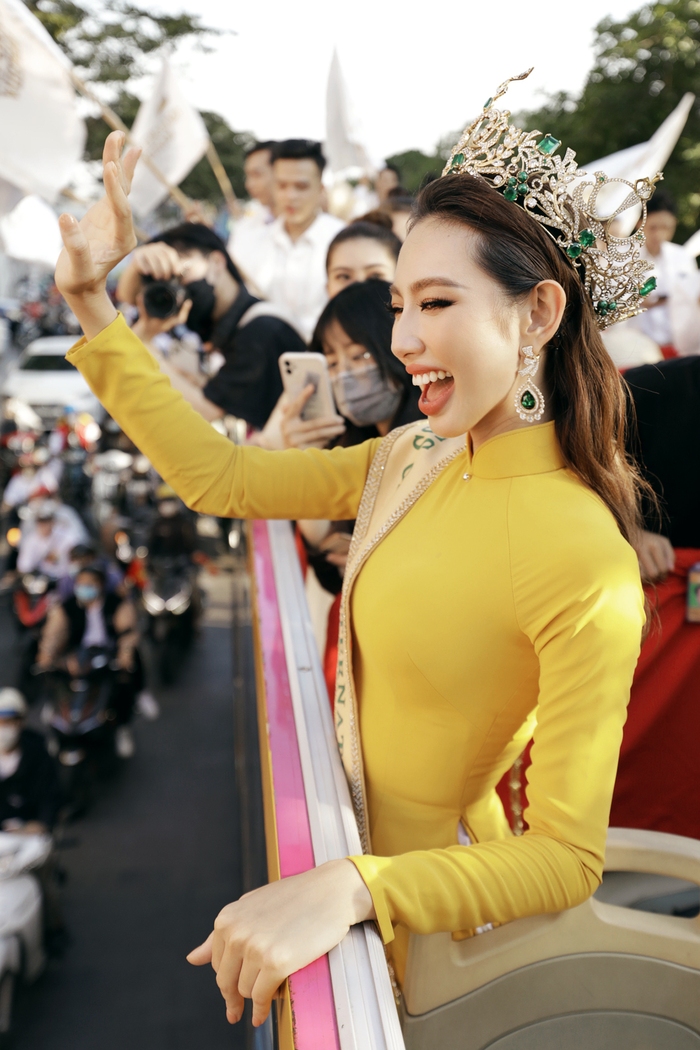 Hoa hậu Thùy Tiên diễu hành trên đường phố TP HCM - Ảnh 1.