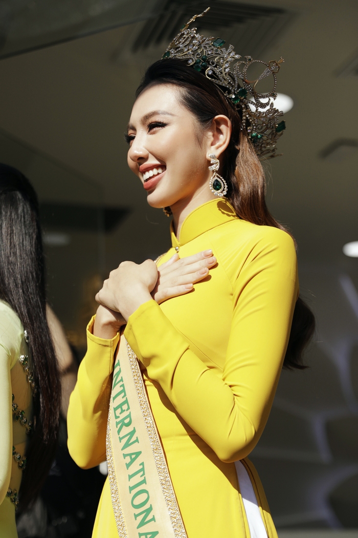 Hoa hậu Thùy Tiên diễu hành trên đường phố TP HCM - Ảnh 3.