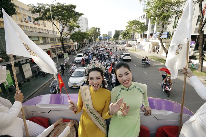 Hoa hậu Thùy Tiên diễu hành trên đường phố TP HCM - Ảnh 5.