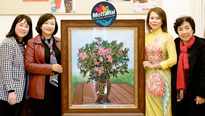 Nhà hảo tấm đấu giá thành công bức tranh với số tiền 10 triệu đồng gây Quỹ Mottainai  - Ảnh 1.