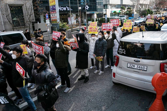 Làn sóng bài nữ quyền gia tăng ở Hàn Quốc - Ảnh 1.