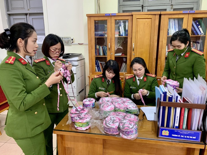 Phụ nữ Học viện CSND đan 1000 khăn ấm tặng trẻ em vùng cao - Ảnh 5.