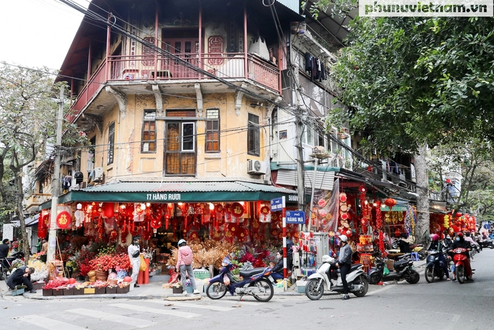 Đồ trang trí thủ công &quot;nhuộm đỏ&quot; phố Hàng Hà Nội đón Tết Nhâm Dần 2022 - Ảnh 1.