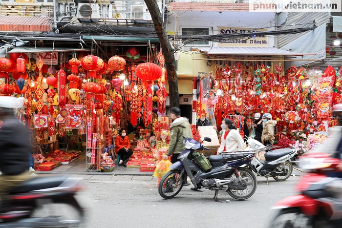 Đồ trang trí thủ công &quot;nhuộm đỏ&quot; phố Hàng Hà Nội đón Tết Nhâm Dần 2022 - Ảnh 2.