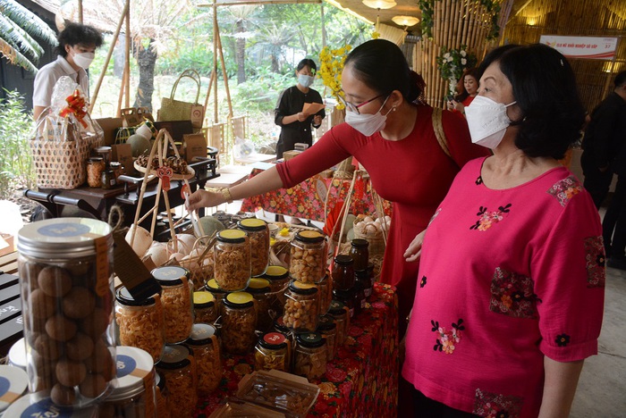 Đào Bắc giá 260.000 đồng/cành hút khách tại “Chợ Tết xưa” ở Sài Gòn - Ảnh 2.