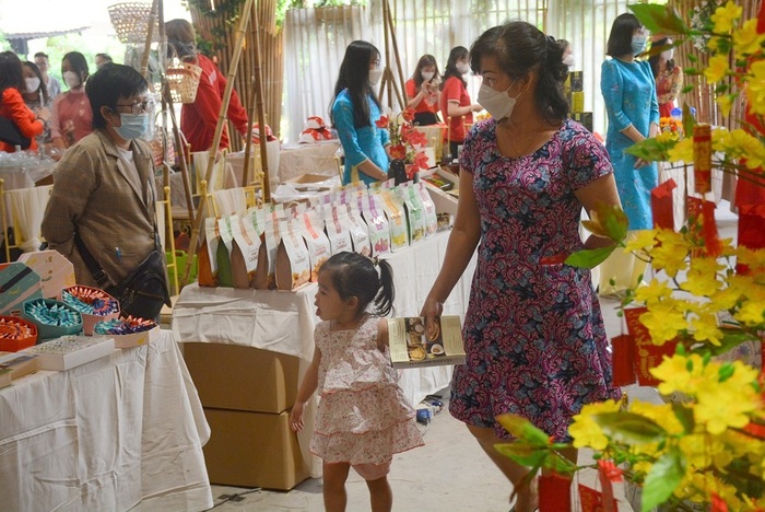 Đào Bắc giá 260.000 đồng/cành hút khách tại “Chợ Tết xưa” ở Sài Gòn - Ảnh 1.