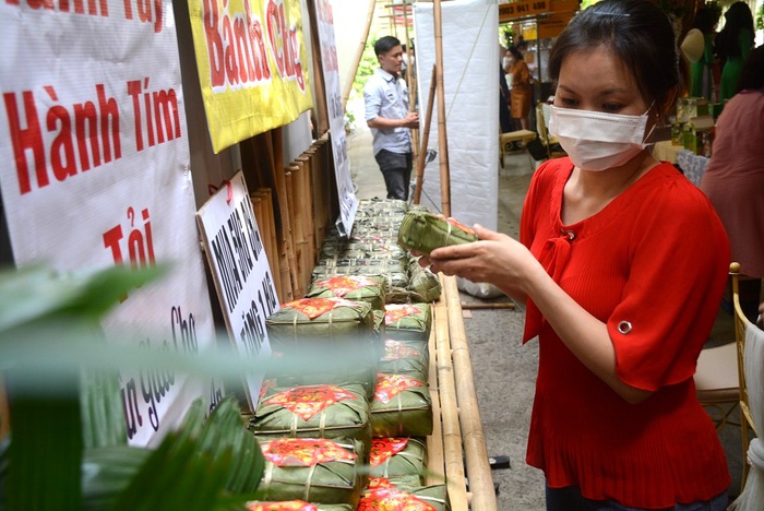 Đào Bắc giá 260.000 đồng/cành hút khách tại “Chợ Tết xưa” ở Sài Gòn - Ảnh 4.