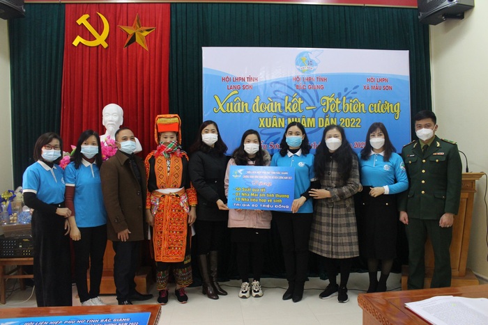 Hội LHPN tỉnh Bắc Giang tổ chức “Xuân đoàn kết - Tết biên cương” ở Lạng Sơn - Ảnh 1.