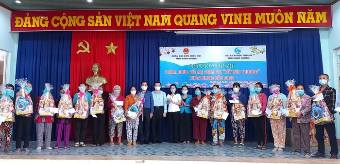 Hội LHPN tỉnh Bình Dương thăm, chúc Tết Mẹ Việt Nam anh hùng và “Tết yêu thương” 2022 - Ảnh 1.