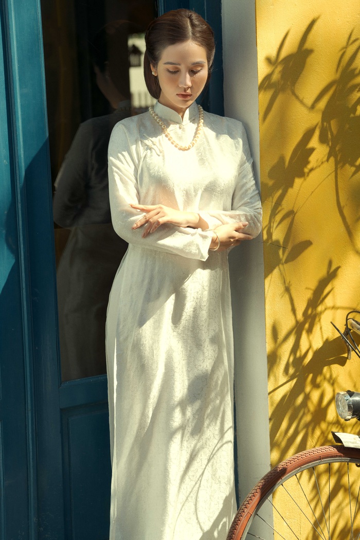Rũ bỏ phong cách mạnh mẽ, Huyền Lizzie dịu dàng diện áo dài xưa đón năm mới - Ảnh 2.