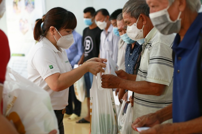 Nutrilite cùng Hội Chữ thập đỏ TP HCM khám bệnh miễn phí và trao quà tới 250 người dân - Ảnh 1.