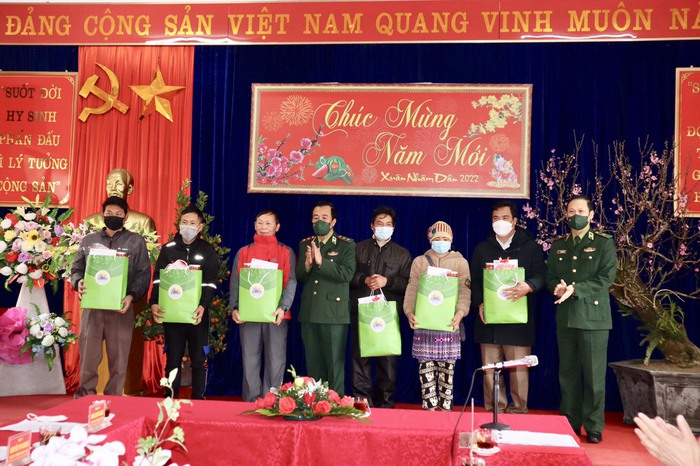 Bộ đội biên phòng Si Ma Cai xúc động khi Tư lệnh Bộ đội Biên phòng hỏi thăm vợ con ở quê nhà - Ảnh 3.