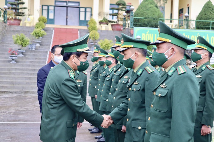Bộ đội biên phòng Si Ma Cai xúc động khi Tư lệnh Bộ đội Biên phòng hỏi thăm vợ con ở quê nhà - Ảnh 1.