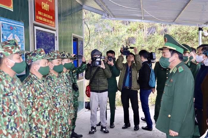 Bộ đội biên phòng Si Ma Cai xúc động khi Tư lệnh Bộ đội Biên phòng hỏi thăm vợ con ở quê nhà - Ảnh 2.
