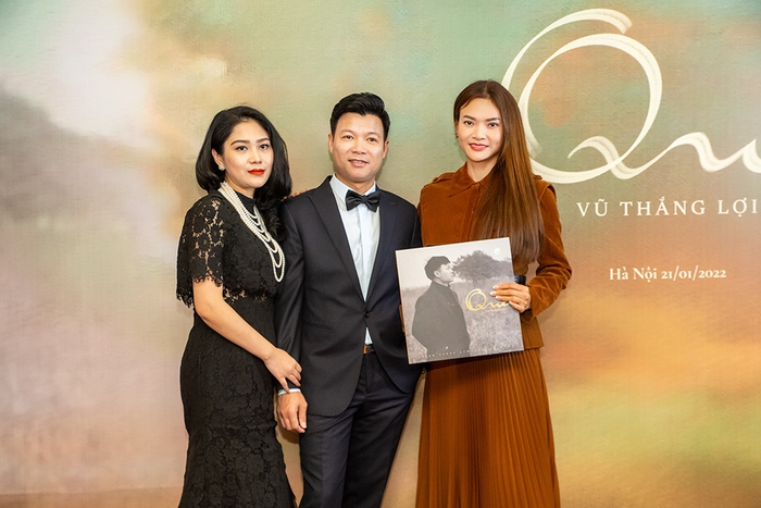 Vũ Thắng Lợi cùng vợ và NSƯT Phạm Phương Thảo trong buổi ra mắt đĩa than &quot;Quê&quot;