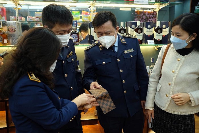 Người dân Thủ đô nô nức thăm quan phòng trưng bày hàng thật - giả dịp Tết Nguyên đán - Ảnh 4.