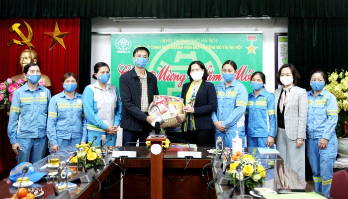 Hội LHPN Hà Nội thăm và tặng quà Tết nữ công nhân môi trường - Ảnh 1.