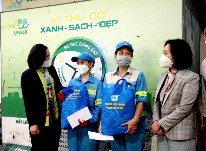 Hội LHPN Hà Nội thăm và tặng quà Tết nữ công nhân môi trường - Ảnh 2.