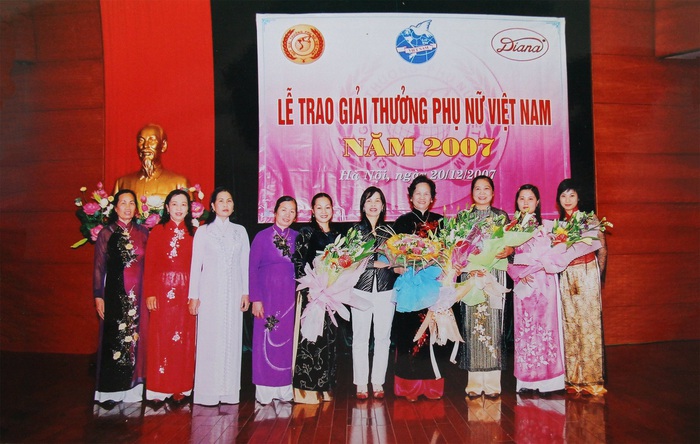 Tiếp bước mẹ trên bục nhận Giải thưởng Phụ nữ Việt Nam - Ảnh 1.