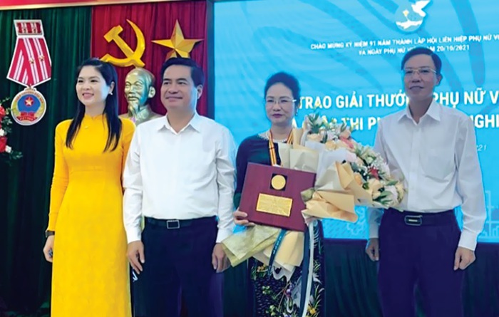 Tiếp bước mẹ trên bục nhận Giải thưởng Phụ nữ Việt Nam - Ảnh 2.