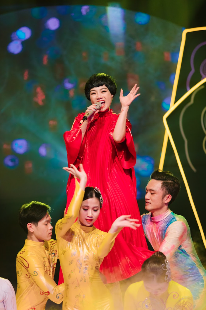 Ca sĩ Ngọc Khuê biểu diễn trong chương trình
